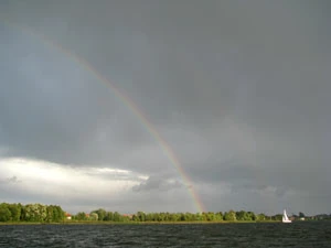 Tęcza nad jeziorem Tałty. Fot. Karolina Piaścik