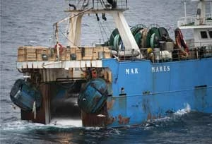 Hiszpański statek rybacki prowadzący połowy głębinowe metodą trałowania dennego, tzw. trawler. © Pierre Gleizes / Greenpeace