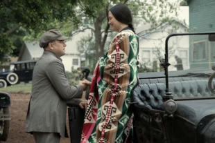 Film prezentuje dramat Osedżów z perspektywy jednej z rodzin. Fakty ujawnione w książce Granna wskazują, że tych spraw było znacznie więcej. Źródło: www.killersoftheflowermoonmovie.com