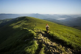 
Maciek Więcek na połoninach w Bieszczadach podczas biegu Głównym Szlakiem Beskidzkim. Ponad 500 km pokonał w niecałe 115 h. Fot. Piotr Dymus
