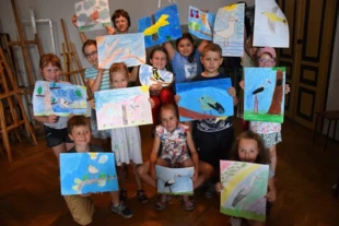 
Dzieci prezentują swoje prace wykonane w ramach zajęć w COK Domu Narodowym w Cieszynie. Fot. Grzegorz Ptak
