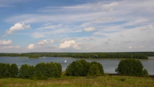 
Jeden z najładniejszych punktów widokowych na Mazurach – nad Jeziorem Tałty. Fot. Krzysztof A. Worobiec
