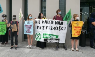 
Nie można stawiać interesu finansowego Lasów Państwowych ponad dobro polskiej przyrody – protest pod Sejmem 14 lipca 2020 r. Fot. Radosław Ślusarczyk
