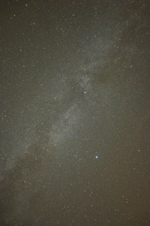 Fragment Drogi Mlecznej w okolicach asteryzmu „Trójkąta Letniego”, uchwycony w wakacje 2020 r. z terenu Sopotni Wielkiej. Fot. Jakub Konior, POLARIS-OPP