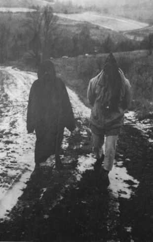 
Olga (z lewej) w drodze do swojego domu na wsi. Fot. Janusz Korbel

