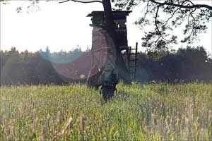W poszukiwaniu miejsca noclegowego. Bushcraft w Puszczy Wkrzańskiej (woj. zachodniopomorskie). Fot. Robert Jurszo