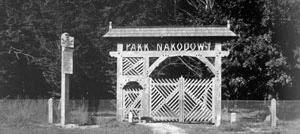 Oryginalna brama do Białowieskiego Parku Narodowego, zdjęcie sprzed II wojny światowej