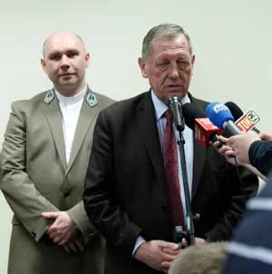 Jan Szyszko dla mediów, a po prawicy strażnik duchowy ksiądz-myśliwy. Fot. Archiwum Pracowni