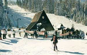Protest przeciwko nielegalnym wyciągom na Pilsku, luty 1996. Fot. Archiwum PnrWI