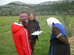 Łukasz Łuczaj podczas badań terenowych w Dalmacji, nad jeziorem Vranske Jezero. Fot. Archiwum Łukasza Łuczaja