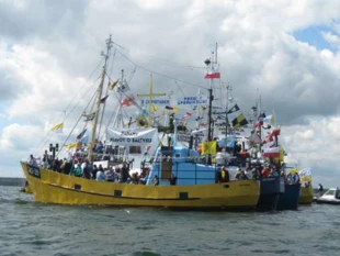 Morska Pielgrzymka Kaszubów do Swarzewa – Zatoka Pucka. Przykład kaskadowego łączenia pojęć: walki o prawo do połowów, walki przeciw czynnej ochronie morświna, walki przeciw „obcym” i „zielonym” – polsko-katolicko, populistycznie i prawicowo. Fot. Eugeniusz Andrulewicz