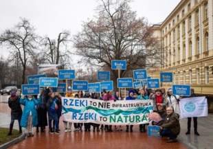 Happening Koalicji Ratujmy Rzeki oraz Sióstr Rzeki pod Kancelarią Premiera w sprawie m.in. prac na Odrze wbrew orzeczeniom sądów. Warszawa, 1 lutego 2024 r. Fot. Tomasz Kaczor