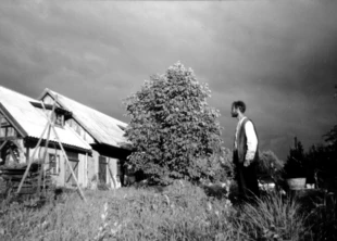 Autor wywiadu Dariusz Matusiak przed wiejską posiadłością Waldemara Czechowskiego. Fot. Joanna Matusiak