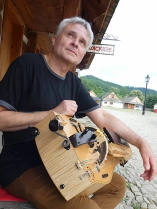 Maciej Harna na rynku galicyjskim w Muzeum Budownictwa Ludowego w Sanoku