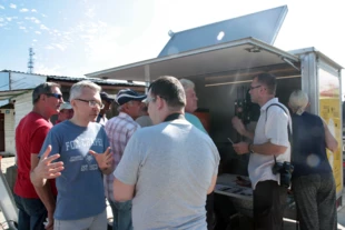 Akcji Zielone Światło towarzyszy promocja energetyki odnawialnej i efektywności energetycznej. Podczas lokalnych festynów i w dni targowe eksperci prezentują przykładowy zestaw solarny i odpowiadają na pytania mieszkańców. Na fotografii z lewej strony Dariusz Szwed, a prawej Robert Wawręty. Fot. Diana Maciąga