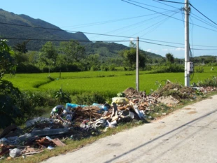 Jeżdżąc codziennie skuterem przy drogach widzieliśmy sterty śmieci. Fot. Aneta Szczepańska