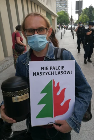 Prezes Pracowni, Radosław Ślusarczyk, w czasie protestu z urną z symbolicznymi prochami polskich lasów. Fot. Archiwum