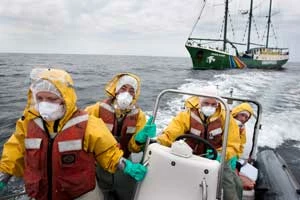 Załoga flagowego statku Greenpeace Rainbow Warrior pobiera próbki morza i organizmów morskich (głównie wodorostów), żeby określić poziom napromieniowania po awarii w elektrowni Fukushima Daiichi, © Jeremy Sutton-Hibbert / Greenpeace