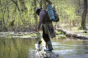 Przejście przez rzekę Płonię. Bushcraft w Puszczy Bukowej (woj. zachodniopomorskie). Fot. Robert Jurszo
