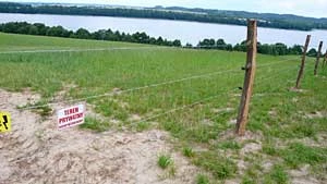 Grodzenie dostępu do jezior drutem kolczastym, Jez. Czos k. Mrągowa, 2007. Fot. Krzysztof A. Worobiec