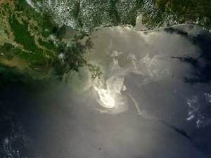Wyciek ropy w Zatoce Meksykańskiej, widok z kosmosu, 24 maja 2010. Fot. Nasa Goddard Photo and Video, www.flickr.com/photos/gsfc/4638932803/in/set-72157623818984261/