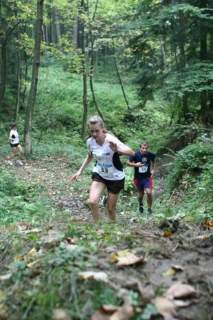 Najtrudniejszy fragment trasy I Korczyńskiego Biegu do Prządek ścieżką prof. Stanisława Grochmala. Nasze dziewczyny biegną, z przodu Sylwia Karaś, z tyłu Anna Hejnar. Fot. Kacper Krzanowski facebook.com/KacperKrzanowskiPhotography