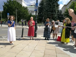 
Daria Gosek-Popiołek z Razem podczas protestu przeciwko dzieciom na polowaniu, 22 lipca 2020 r. Fot. Radosław Ślusarczyk
