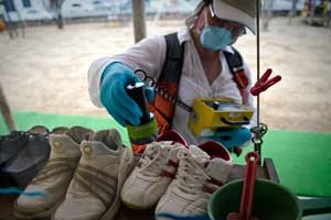 Ekspertka Greenpeace Iryna Labunska sprawdza poziom promieniowania radioaktywnego w jednym z przedszkoli w Fukushimie. W akcji oczyszczania przedszkola wzięli udział przedstawiciele władz, członkowie społeczności lokalnej i organizacje pozarządowe. Wiele obszarów ciągle nie zostało oczyszczonych i przebywanie na nich stanowi ogromne ryzyko dla zdrowia, © Noriko Hayashi / Greenpeace