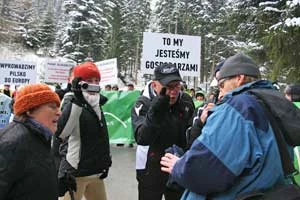 Radosław Ślusarczyk w ogniu pretensji blokujących, Korbielów, 10.12.2012. Fot. Sylwia Szczutkowska