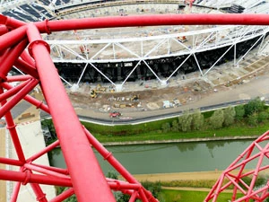 
Park Olimpijski, Londyn – widok z wieży widokowej Arcelormittal Orbit na główny stadion olimpijski – ciągle w przebudowie do goszczenia mistrzostw świata w rugby w 2016. Następnie będzie znowu przebudowany jako stadion piłkarski. Fot. Krzysztof Burek
