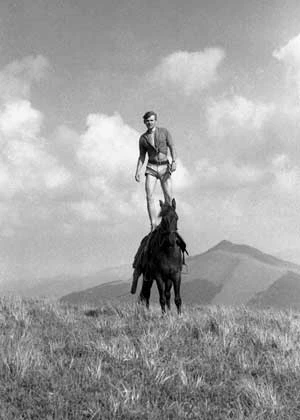 Młody jeździec w okolicach Połoniny Wetlińskiej, lipiec 1966 r. Fot. Archiwum Krzysztofa Wiktorowicza