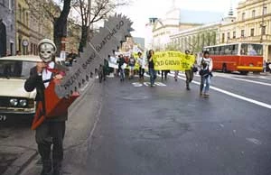 Przemarsz ulicami Warszawy – pikieta w obronie Puszczy Białowieskiej, 1995. Fot. Archiwum PnrWI