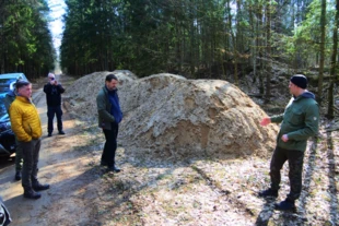 Nawiezione hałdy piasku w Puszczy Białowieskiej w celu wyrównania i poszerzenia dróg przez Puszczę. Fot. Alan Weiss