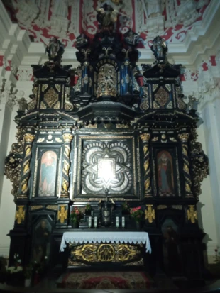 Ołtarz w kaplicy maryjnej z cudownym obrazem. Fot. Bartosz Świątek