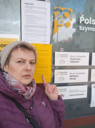 Małgorzata Linkiewicz pod biurem poselskim Szymona Hołowni w Białymstoku. Fot. Archiwum Pracowni