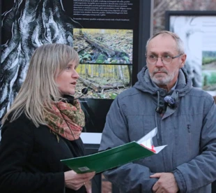 Renata Lejawka i Jacek Zachara na otwarciu wystawy „Drugie życie drzew” w Bielsku-Białej. Fot. Dominik Fołta