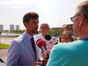 Patryk Białas wypowiada się dla mediów, Katowice, sierpień 2018 r.
