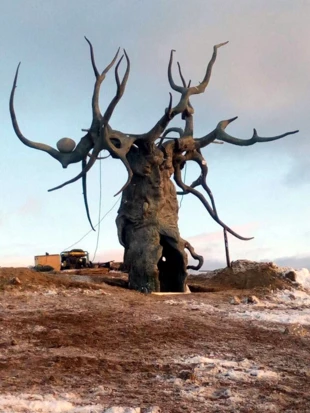 
„Strażnik Bajkału” rzeźba Daszy Namdakowa ustawiona nielegalnie na wyspie Olchon. Fot. Iwan Charzejew
