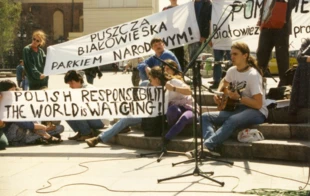 Hasło z międzynarodowej manifestacji w obronie Puszczy Białowieskiej wciąż aktualne, Plac Zamkowy w Warszawie, kwiecień 1995 r. Fot. Janusz Korbel