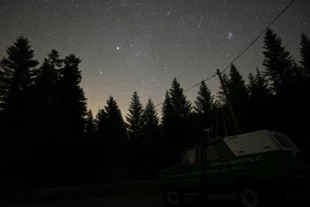 Chronione, ciemne niebo na terenie Sopotni Wielkiej sfotografowane podczas pomiarów mobilnych w 2020 r. w ramach projektu „Dark Sky Community EKS”. Fot. Jakub Konior, Piotr Nawalkowski, POLARIS-OPP