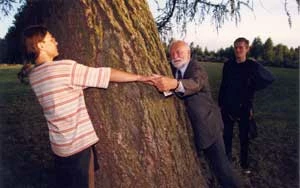 Spotkanie z prof. Andrzejem Strumiłło nad Rospudą. Z tych i wielu innych spotkań zrodziły się działania m.in. dla ochrony doliny Rospudy, lipiec 2000 r. Fot. Archiwum Pracowni