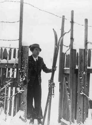 
Kobieta z nartami, Zakopane, 1933 r. Fot. Narodowe Archiwum Cyfrowe
