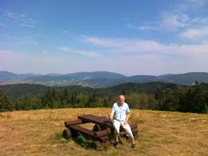 Na ławeczce Polana pod Kopą (Gorce okolice Kudłonia) – turystyczny stosunek do przyrody. Fot. Antonina Sebesta