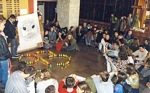 Protest przeciwko zgodzie na odstrzał 93 wilków, Urząd Wojewódzki w Krośnie, październik 1997. Fot. Archiwum PnrWI