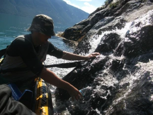 Uzupełnianie wody pitnej na norweskich fiordach. Fot. Zbigniew Szwoch