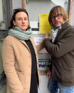 Kasia Wiekiera i Daniel Petryczkiewicz pod biurem Donalda Tuska. Fot. Archiwum Pracowni