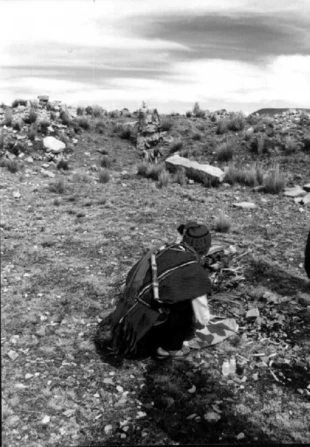 Szaman przygotowuje ofiarę dla Matki Ziemi. Fot. Stanisława Stachniewicz