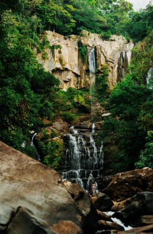 
Liczne wodospady są nie tylko wizytówką Kostaryki, przedstawiają one również możliwości pozyskania prądu z potencjału energetycznego wody. Fot. Nick Dietrich

