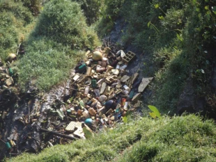 Wietnam, Elephant waterfalls. Przy wodospadzie pełno śmieci i chyba nikomu z turystów to nie przeszkadza. Na moje pytanie w okienku biletowym „Dlaczego jest tak brudno?”, speszeni pracownicy odpowiadali, że to wina mieszkańców wiosek znajdujących powyżej wodospadu. Fot. Aneta Szczepańska