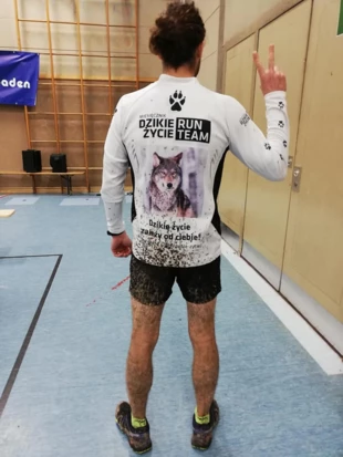 Warunki nie dawały szans na zachowanie koszulki w stanie nienaruszonym.
